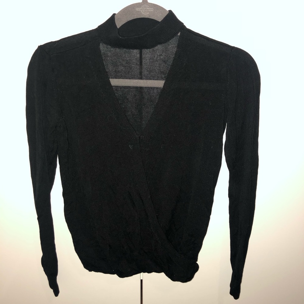 Black vneck with neck collar